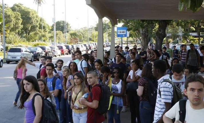 Pessoas esperando ônibus em um ponto